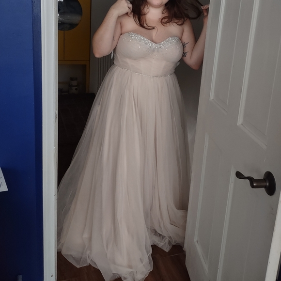 NWT Brand new strapless beaded tulle wedding dress - Picture 4 of 4